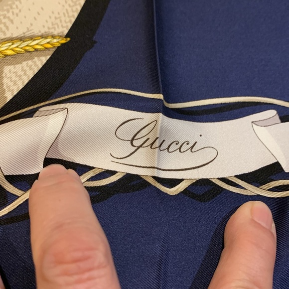 Beautiful Gucci NWT 1200 price tag not mine deal - Picture 4 of 8